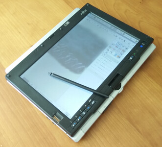 Fujitsu LifeBook P1630 in tablet-mode.